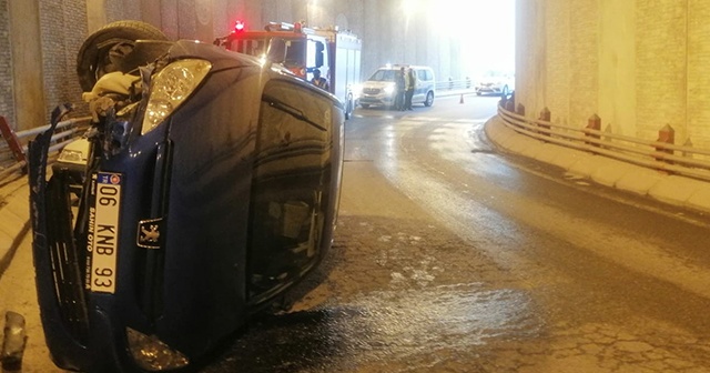 Direksiyon hakimiyeti kaybolan otomobil yan yattı