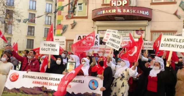 Diyarbakır ve Şırnak annelerinden teröre lanet yürüyüşü