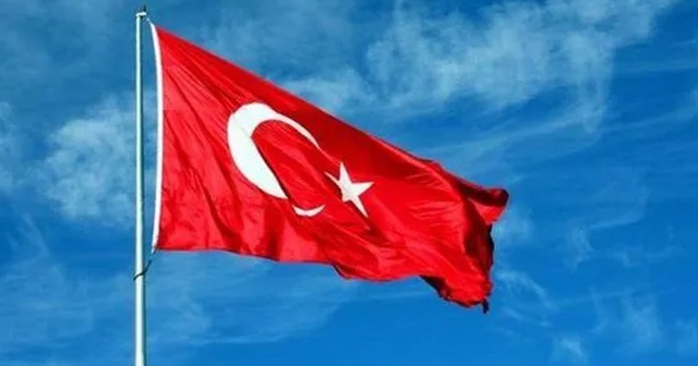 Dünyanın en büyük Türk bayrağı göklerle buluştu