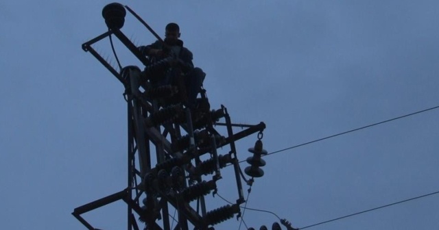 Elektrik direğine çıkarak intihar girişiminde bulundu