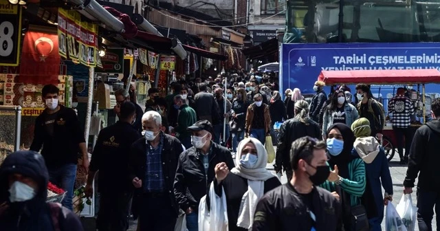 Eminönü'nde kapanma öncesi alışveriş hareketliliği