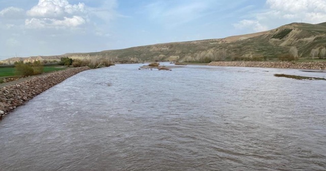 Eriyen karlar Aras Nehri&#039;nde su seviyesini yükseltti, araziler su altında kaldı