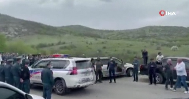 Ermenistan Başbakanı Paşinyan&#039;nın konvoyuna yumurtalı saldırı