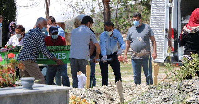 Evinde ölü bulunan kadın gözyaşları arasında toprağa verildi