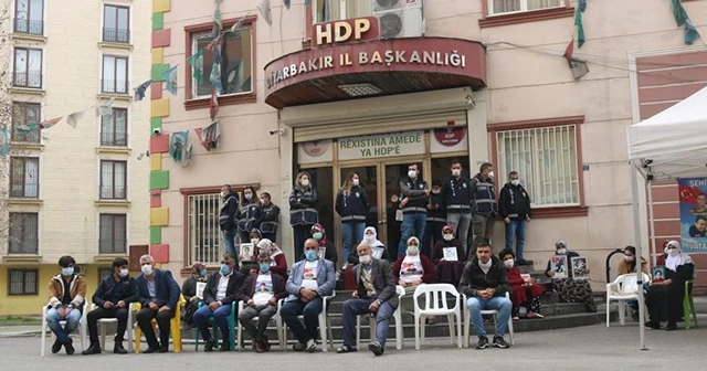 Evlat nöbetindeki aileler çocuklarını HDP&#039;den istiyor