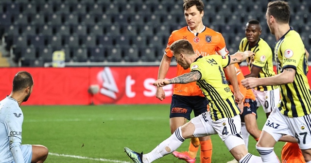 Fenerbahçe, deplasmanda Başakşehir'e üstünlük kurmakta güçlük çekiyor