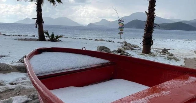 Fethiye'deki dolu sahili beyaz örtü ile kapladı