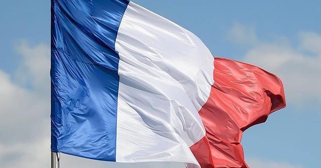 Fransa’da bıçaklı saldırıya uğrayan polis hayatını kaybetti