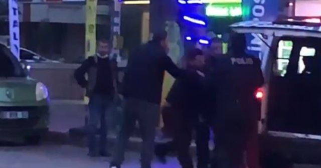 Gözaltına alınırken polisin bacak arasına tekme attı