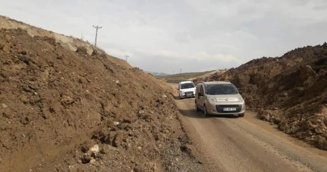 Heyelan nedeniyle kapanan yol sürücülere zor anlar yaşatıyor