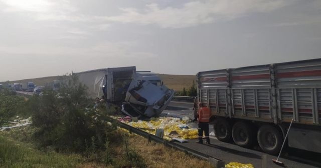 İki tırın karıştığı kazada araçta sıkışan sürücü hayatını kaybetti