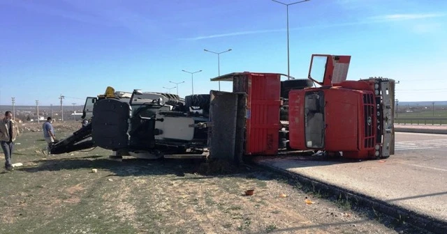 İş makinesi taşıyan kamyon devrildi