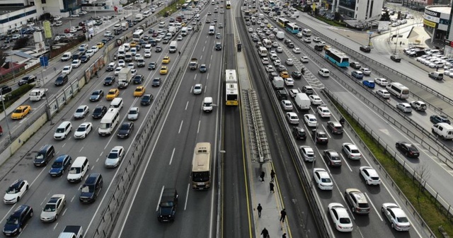 İstanbul’da kısıtlama öncesi trafik yoğunluğu başladı