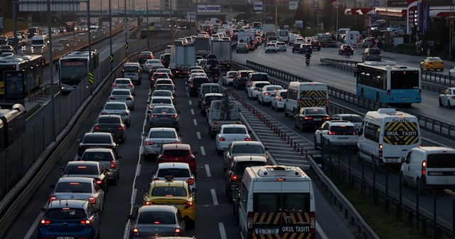 İstanbul&#039;da trafik yoğunluğu yaşanıyor