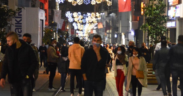 İstiklal Caddesi ve sahillerde insan seli