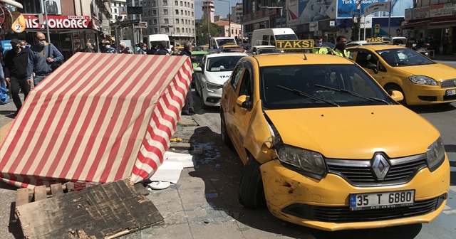 İzmir&#039;de kontrolden çıkan taksi simit tezgahını devirdi: 1 yaralı