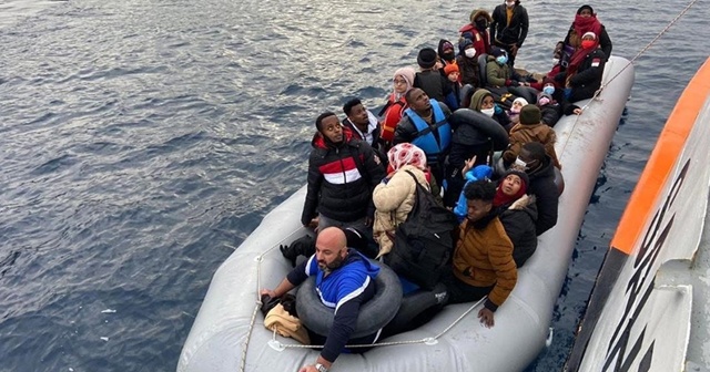 İzmir&#039;de Türk kara sularına itilen 64 sığınmacı kurtarıldı