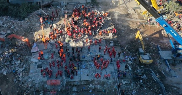 İzmir depreminde yıkılan 8 bina için 13 şahıs gözaltında