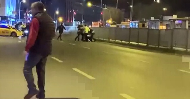 Kadıköy’de kazaya karışan şahısların yol ortasında kavgası