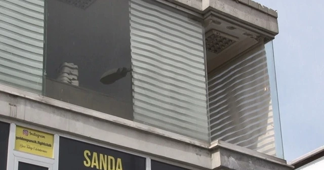 Kadının başına cam düştü