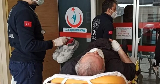 Kamyonetin kasa kapağının çarptığı yaşlı adam yaralandı