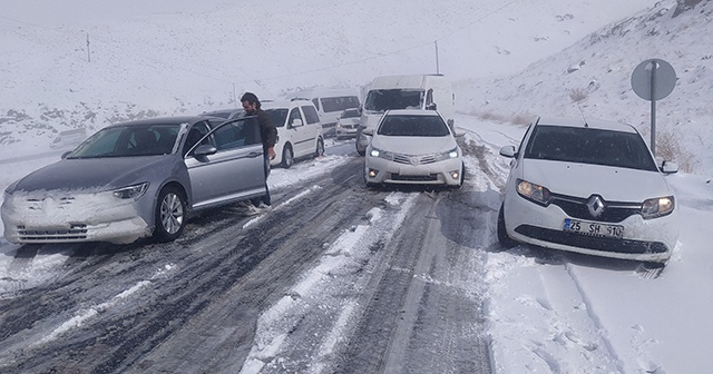 Kar yağışına hazırlıksız yakalanan onlarca araç mahsur kaldı