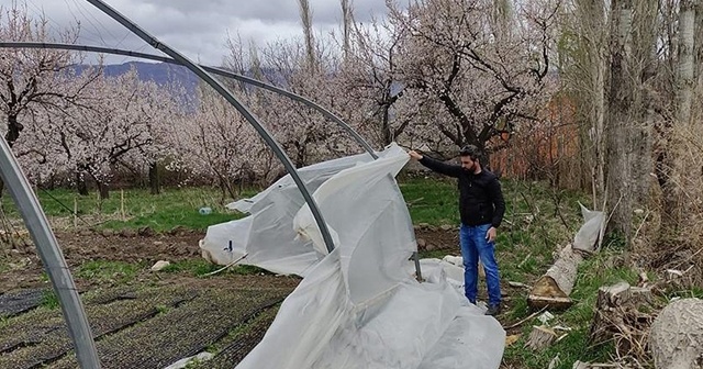 Kars&#039;ta şiddetli rüzgar hasara neden oldu