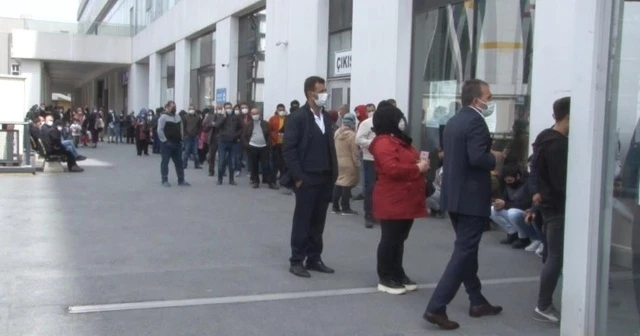 Kaymakamlıkların önünde “seyahat belgesi” kuyruğu