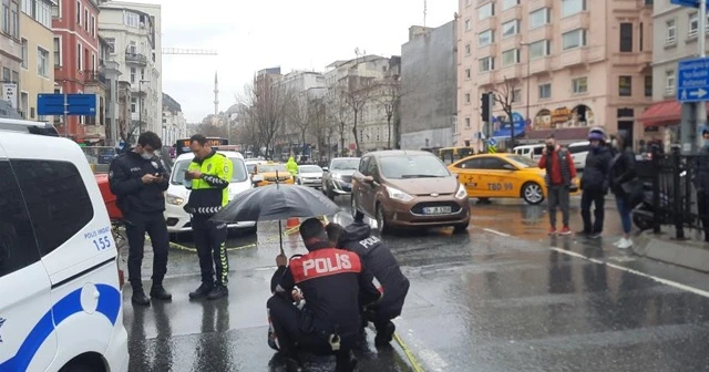 Kaza yapan kuryeye yağmurluğunu verip şemsiye tuttu