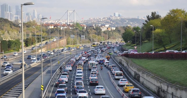 Kısıtlama sonrası 15 Temmuz Şehitler Köprüsü&#039;nde trafik yoğunluğu