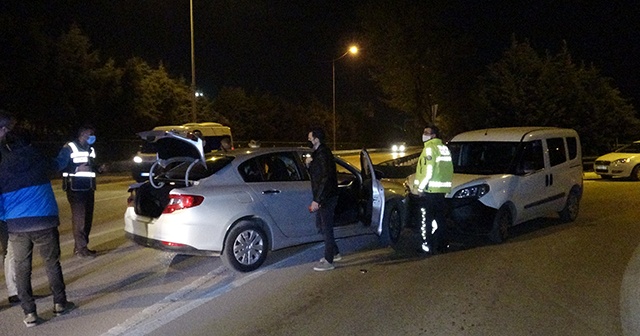 Kısıtlamada uyuşturucu partisi polis aracına çarpınca bitti