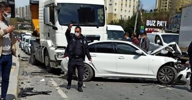 Küçükçekmece’de zincirleme kaza: 2 yaralı