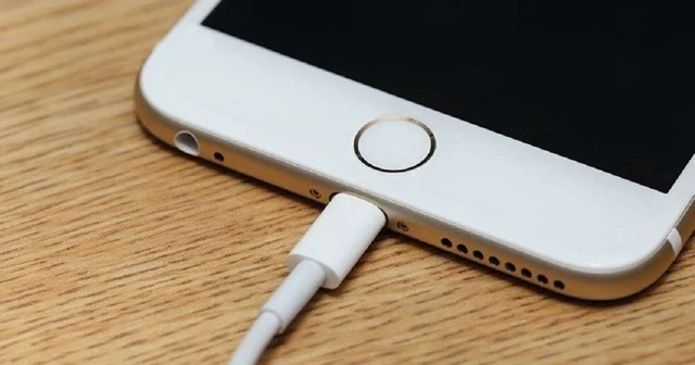 Küvete şarja takılı telefonla giren genç kız öldü