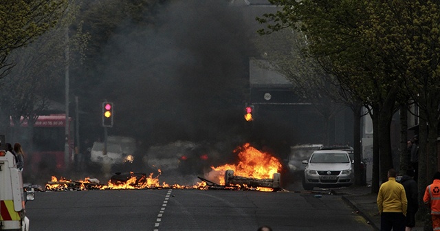 Kuzey İrlanda&#039;daki şiddet olayları yeniden başladı