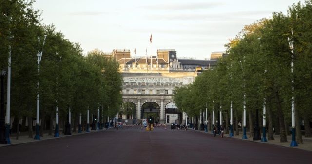 Londra&#039;da baltalı şahıs paniği