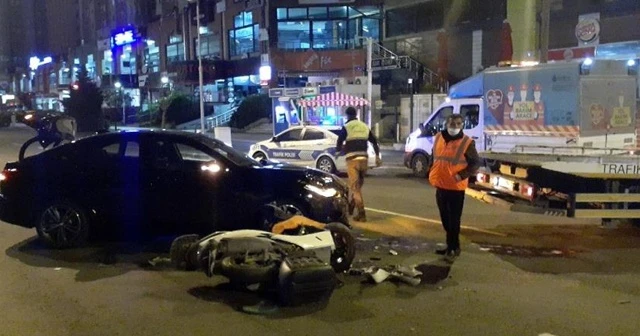 Lüks araba ile kaza yaptılar, arabayı bırakıp taksi ile kaçtılar