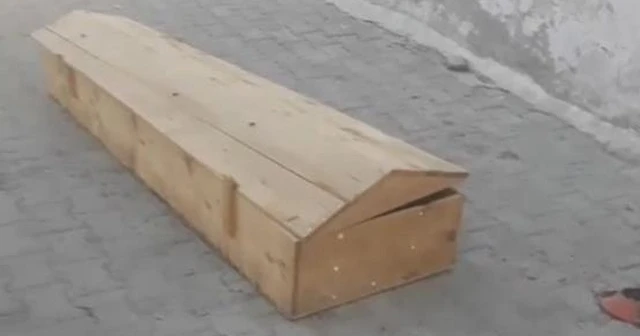 Mahalle ortasına bırakılan boş tabut korkuttu