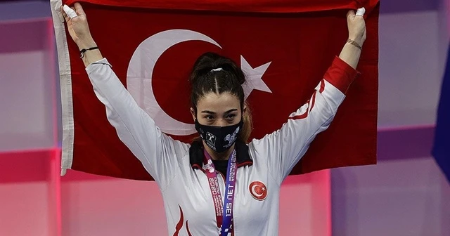Milli halterci Berfin Altun'dan bronz madalya