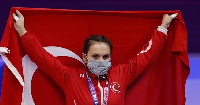 Milli halterci Şaziye Erdoğan&#039;dan bronz madalya