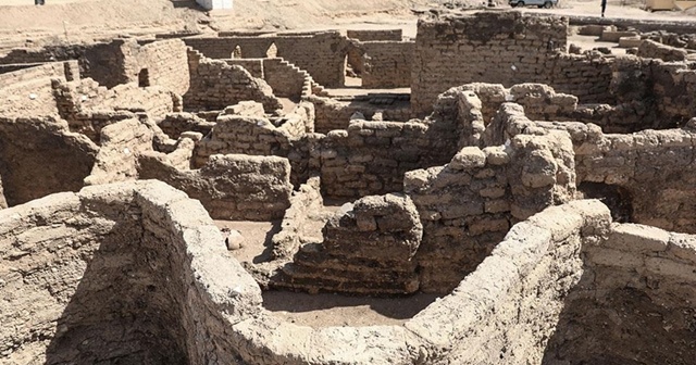Mısır&#039;da keşfedilen 3 bin yıllık antik kent dünyaya tanıtıldı