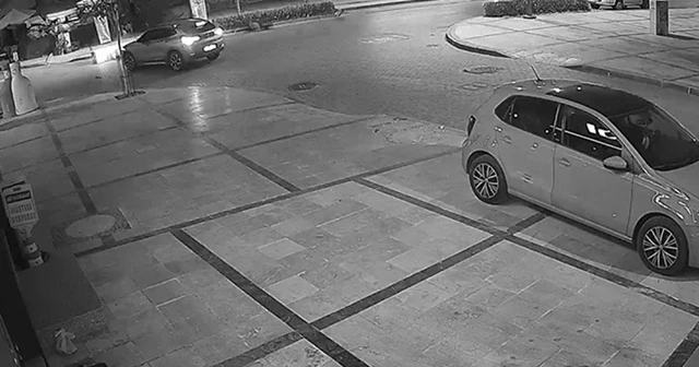 Motorlu kuryenin ölümden döndüğü kaza anı kamerada