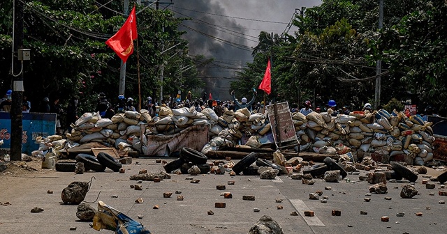 Myanmar&#039;da protestocular askerlere saldırdı: 4 ölü