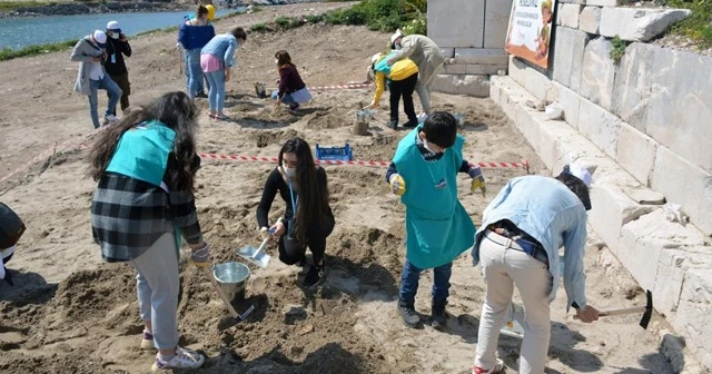 Otizmli çocuklar Knidos’ta kazı yaptı