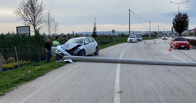 Otomobil beton direği devirdi, yol trafiğe kapandı