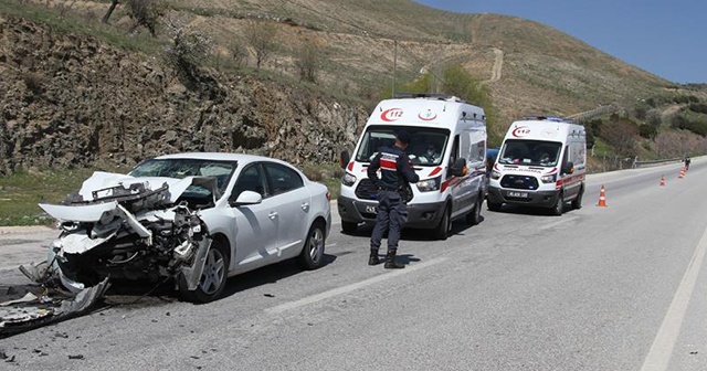 Otomobil tıra arkadan çarptı: 3&#039;ü ağır 5 yaralı