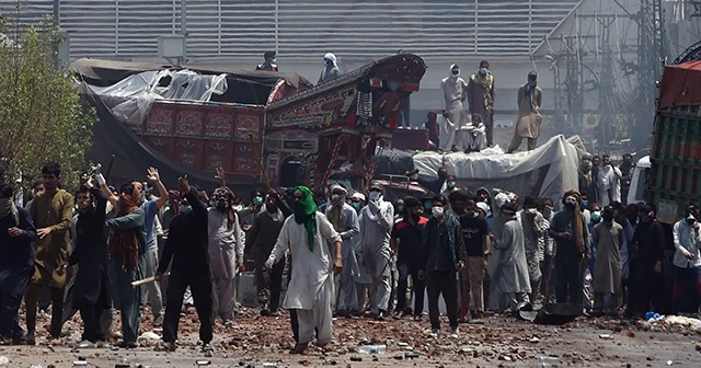 Pakistan&#039;da polis göstericilere ateş açtı