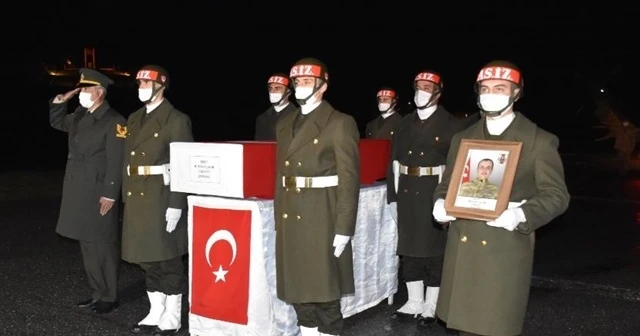 Pençe-Yıldırım Operasyonu&#039;nda şehit olan asker için Hakkari&#039;de tören düzenlendi