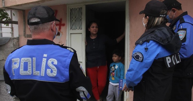 Polis &quot;maske cezası&quot; dolandırıcılığına karşı kapı kapı dolaşıp uyardı