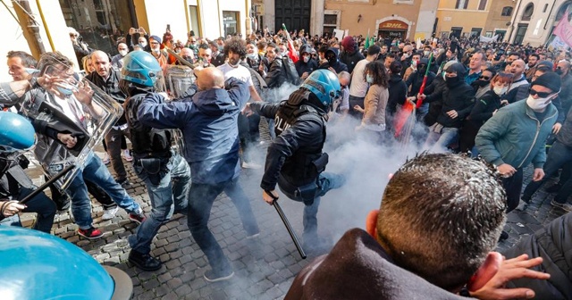 Roma&#039;da Kovid-19 kısıtlamaları protesto edildi