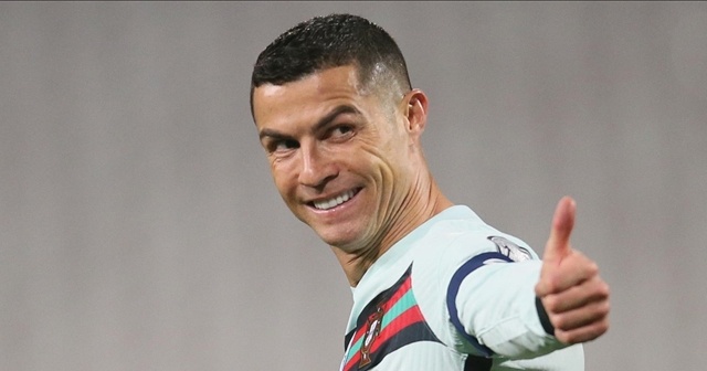 Ronaldo&#039;nun yere attığı kaptanlık pazubendi yaklaşık 64 bin avroya satıldı